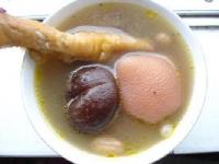 家常眉豆花生煲鸡脚汤的做法