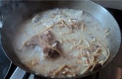 鱼腥草鲫鱼汤的做法图文步骤